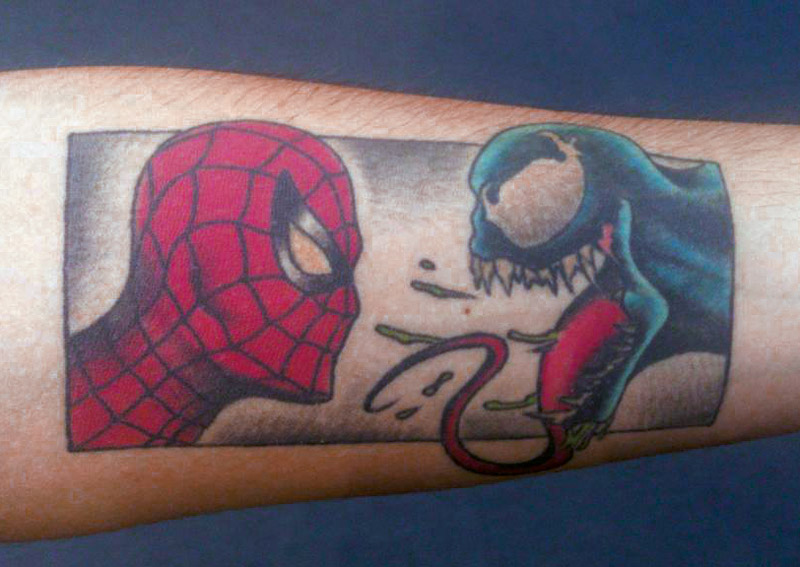 tatuaje de Spiderman y Venom, esto es vivir el cómic